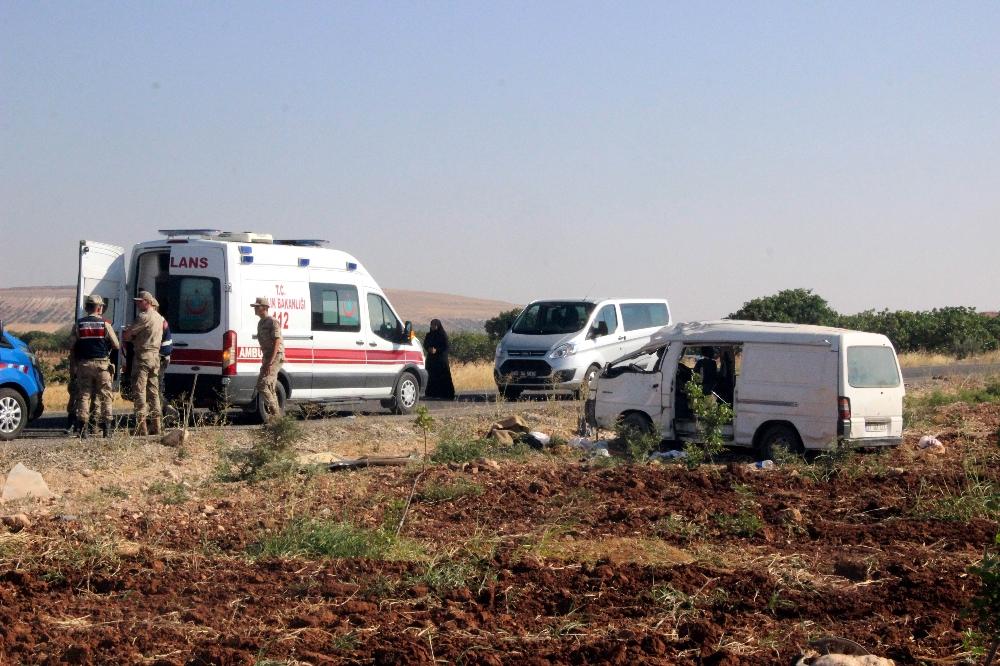 Tarım işçisi göçmenleri taşıyan minibüs devrildi: 2 ölü, 20 yaralı 