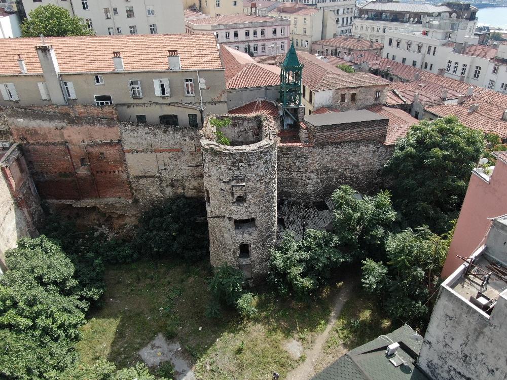 Cenevizlilerden kalan 700 yıllık surlar tehlike altında