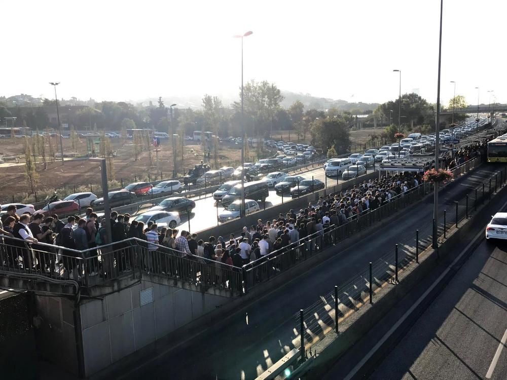 Altunizade metrobüs durağında aşırı yoğunluk