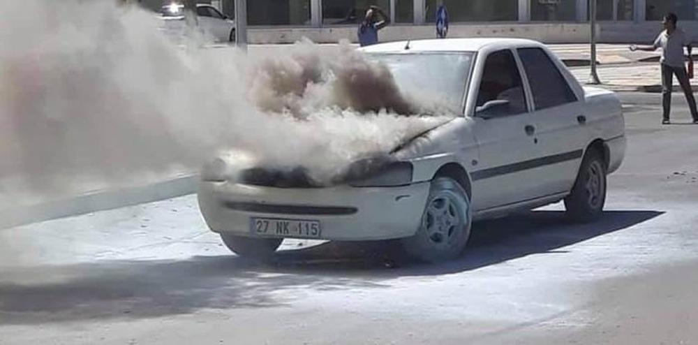 Cadde ortasında alev alan otomobili vatandaşlar söndürdü