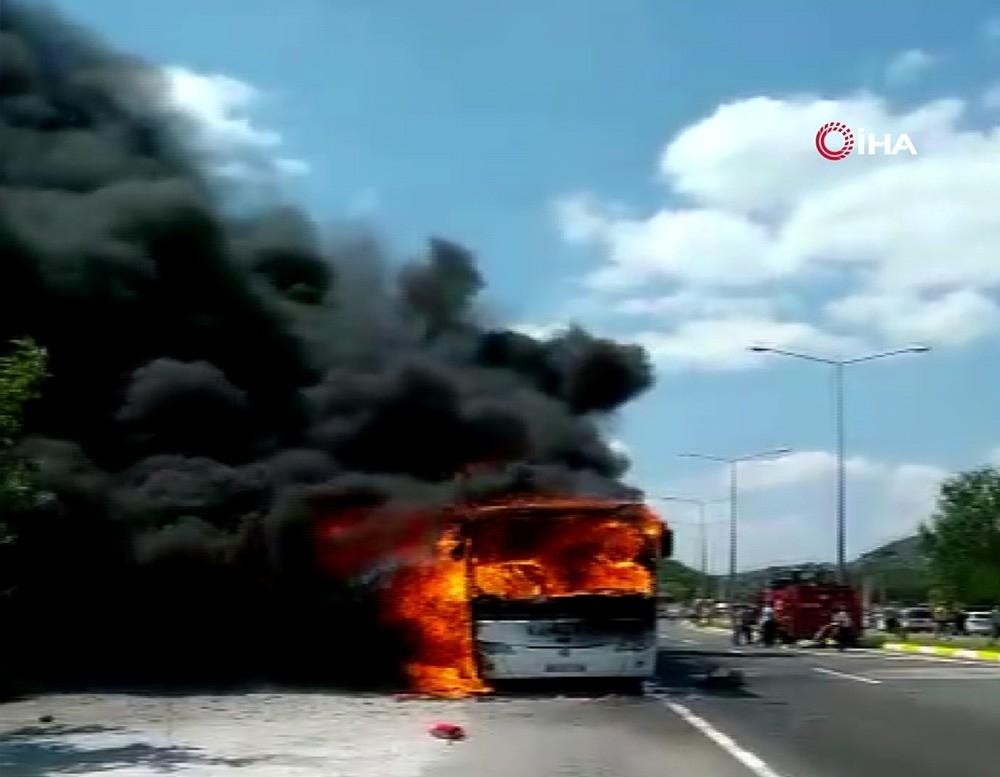 Otobüs alev topuna döndü: 5 ölü, 15 yaralı