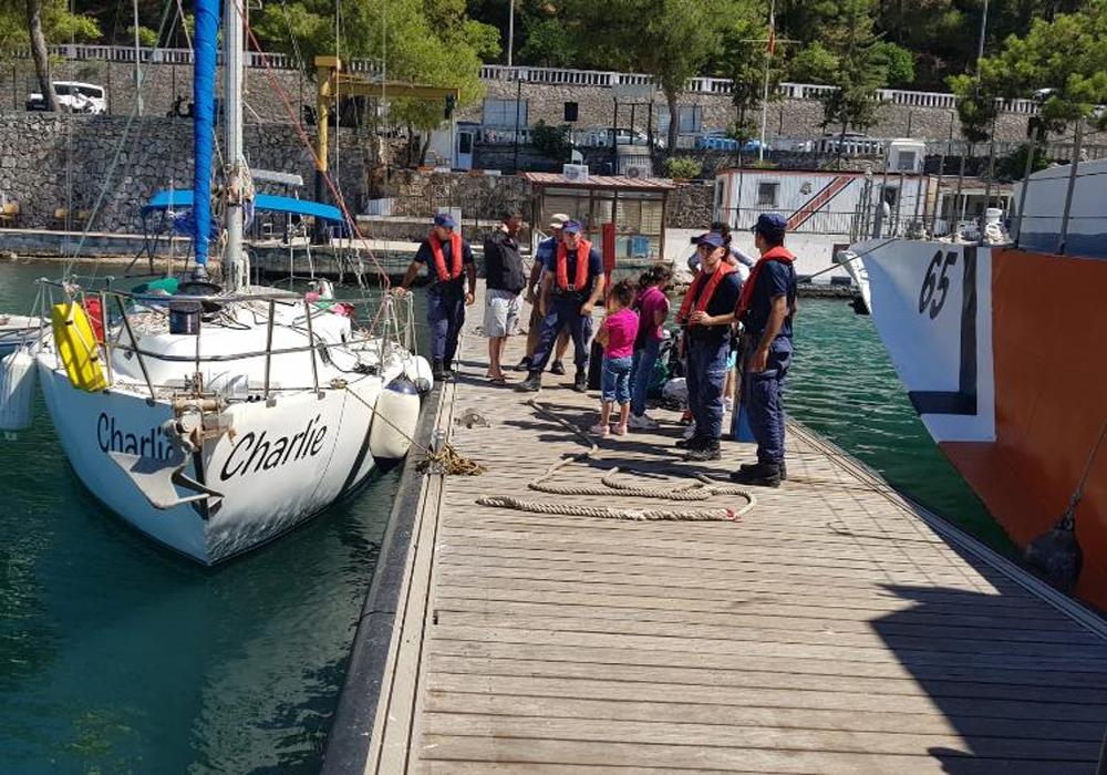 Teknede mahsur kalan 12 kişiyi Sahil Güvenlik kurtardı 