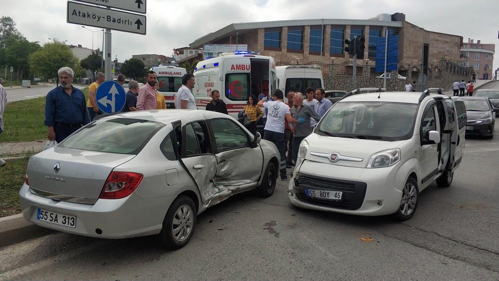 Ambulansa yol vermek isteyen otomobil kaza yaptı: 11 yaralı