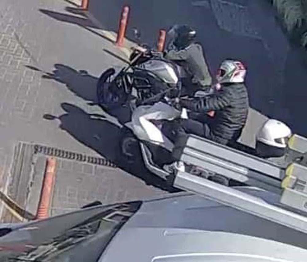 Alışveriş merkezinin otoparkında motosiklet hırsızlığı kamerada 