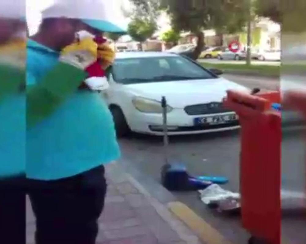 Temizlik işçisi çöpte bulduğu Türk Bayrağını öpüp cebine koydu 