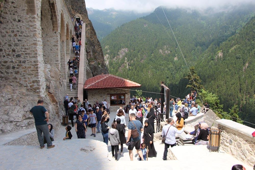 Sümela Manastırı bayramda doldu, taştı