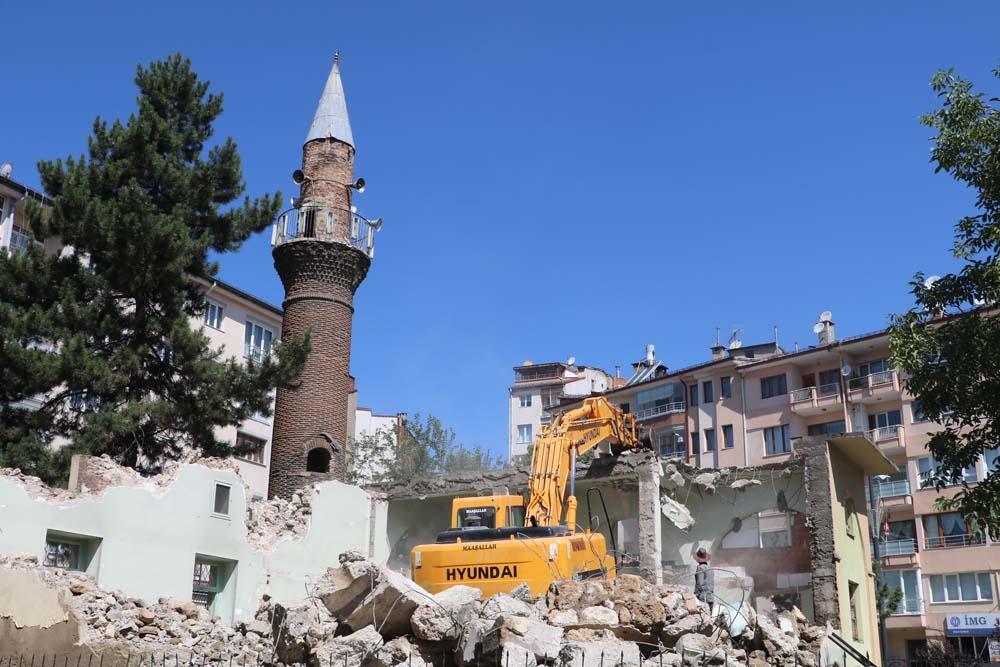 Cami 2.kez yıkıldı minaresi 5 asırdır ayakta