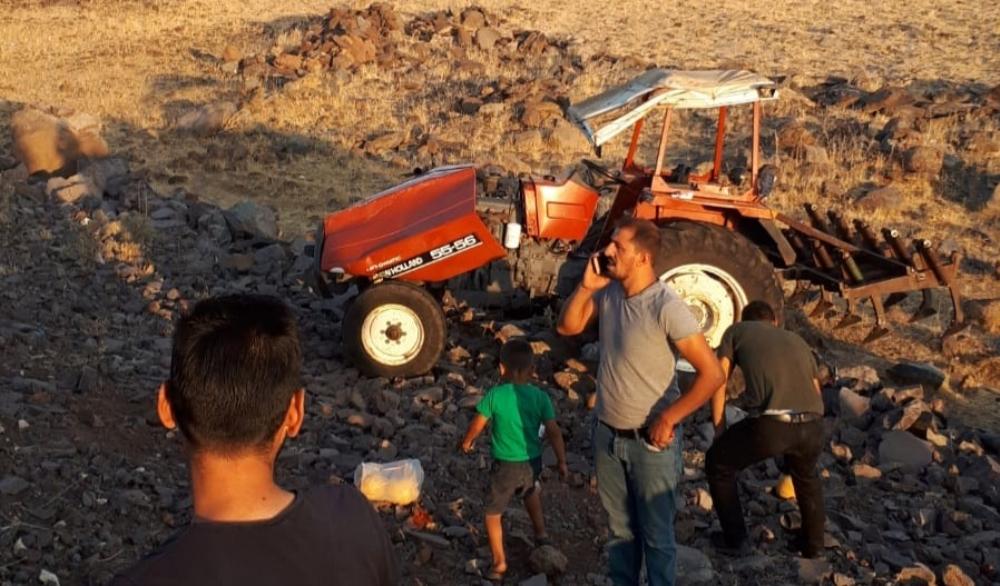 Devrilen traktörün sürücüsü hayatını kaybetti 