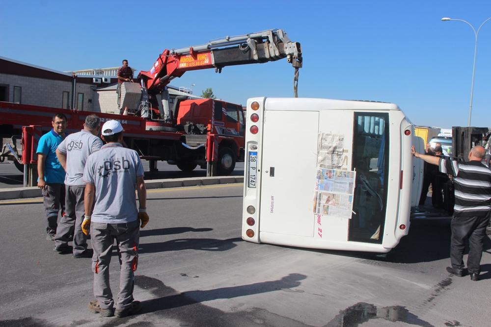  işçi servisi ile kamyonet çarpıştı: 17 yaralı