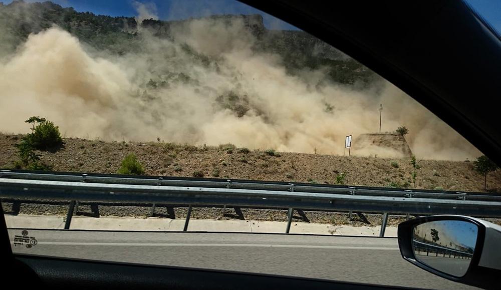 Deprem sonrası yaşanan heyelan anı cep telefonu kamerasında