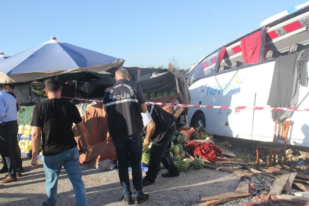 Yolcu taşıyan otobüs elektrik diğerine çarptı: 1 ölü, 8 yaralı