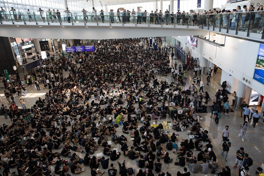 Hong Kong havalimanı, gösteriler nedeniyle kapatıldı
