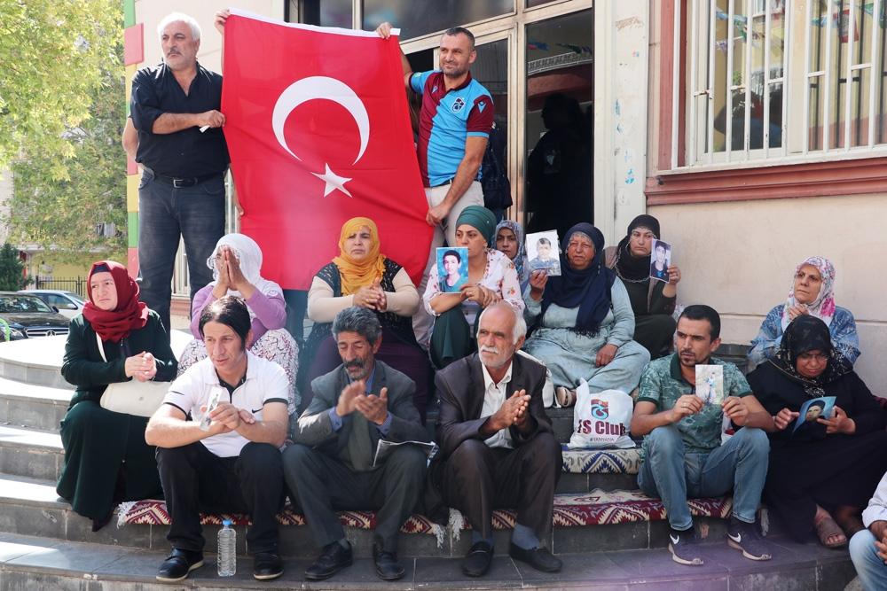 HDP önünde Türk bayrağı açıldı