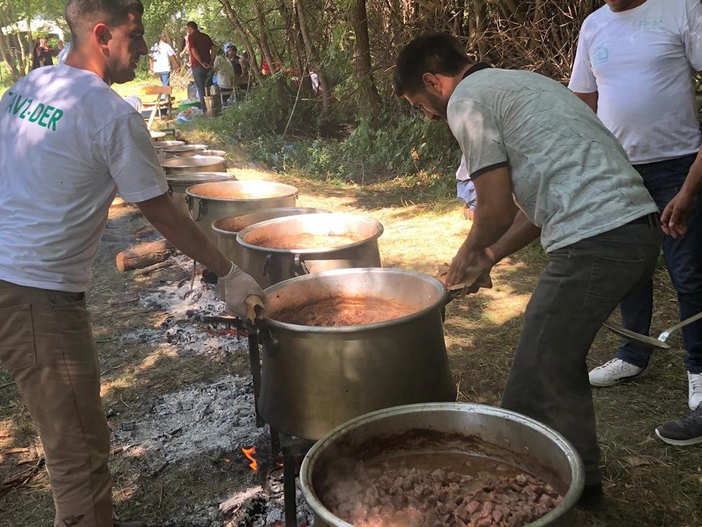 1 ton 200 kilogram et, kavurma yapılıp ikram edildi