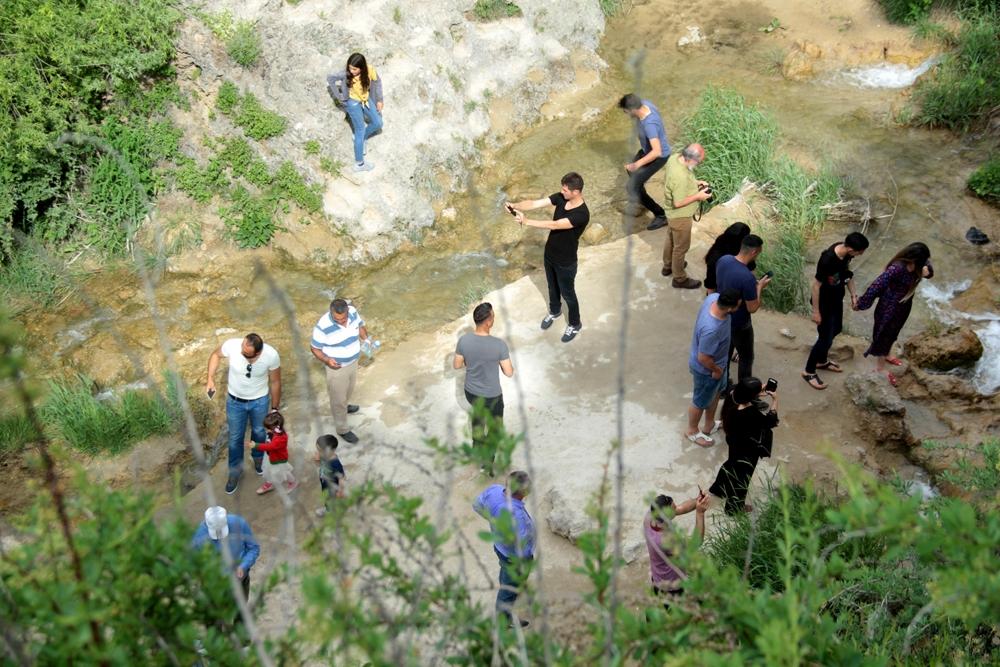 Tatilciler serinlemek için şelalelere akın etti