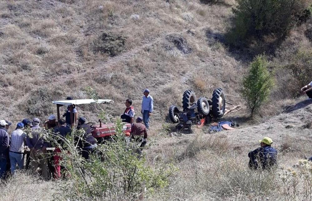 Kontrolden çıkan traktör devrildi: 1 ölü, 1 yaralı