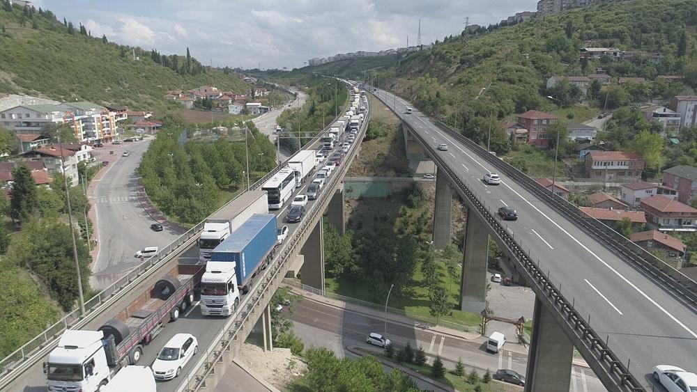 4 araç birbirine girdi, TEM otoyolunda 7 kilometre araç kuyruk oluştu