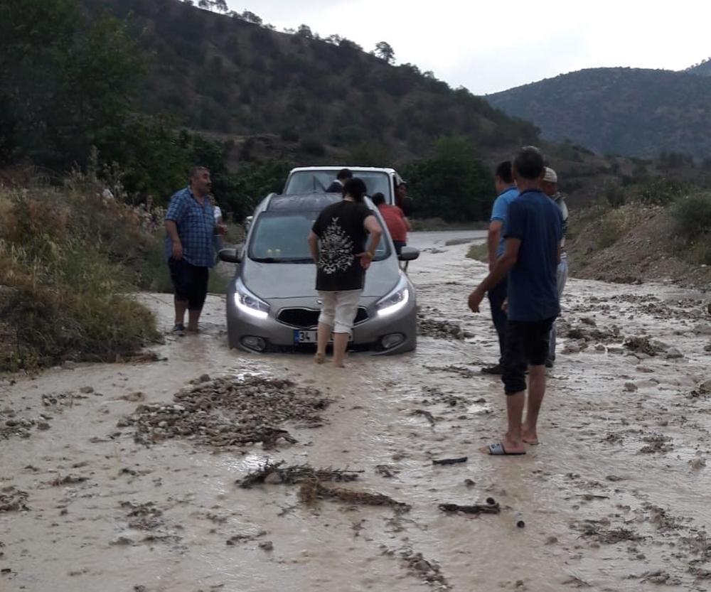 Çamura saplanan otomobil yolda mahsur kaldı 