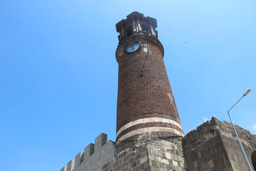 Saat Kulesi kale mescidinin minaresi olarak inşa edildi