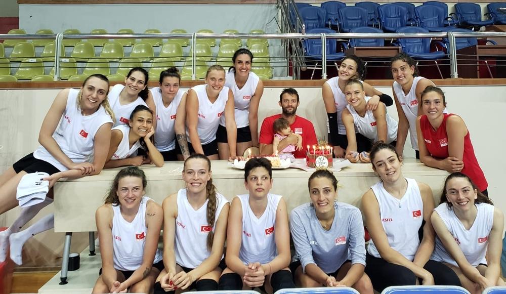 A Milli Kadın Voleybol Takımı kampa girdi 