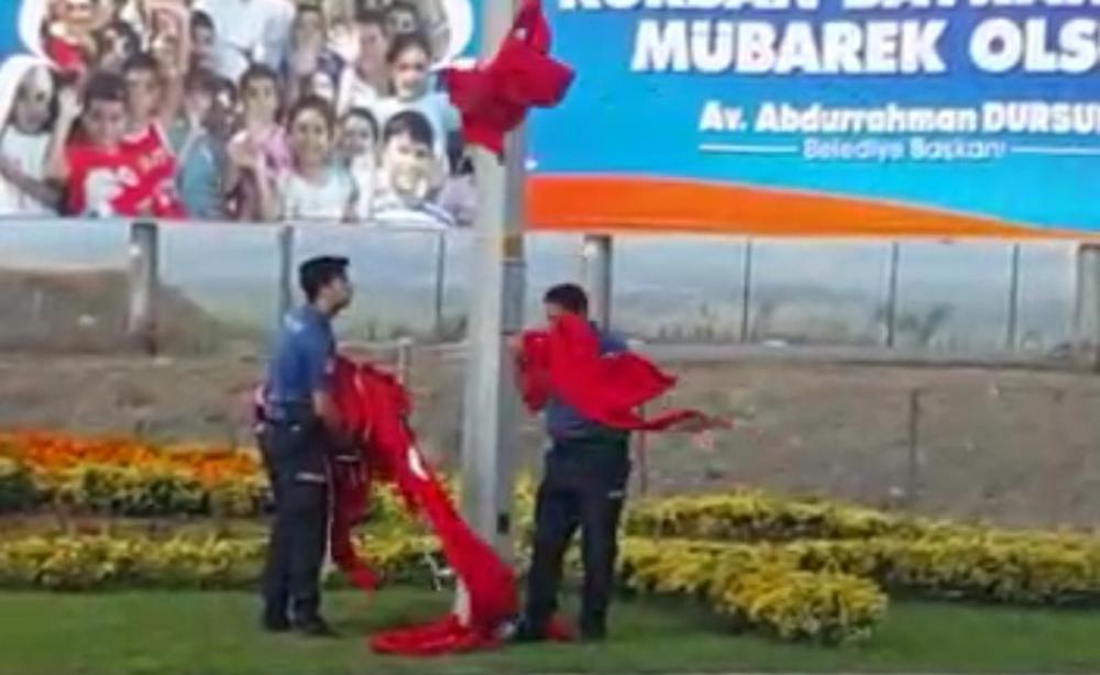 Polisler Türk Bayrağını yerde bırakmadı 