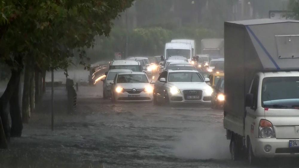 Aniden bastıran yağış Bakırköy sahil yolunda trafiği felç etti 