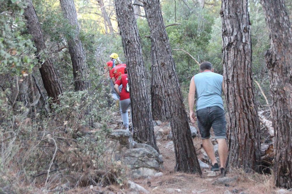 Dağlık alanda kaybolan İngiliz turist ekipleri alarma geçirdi