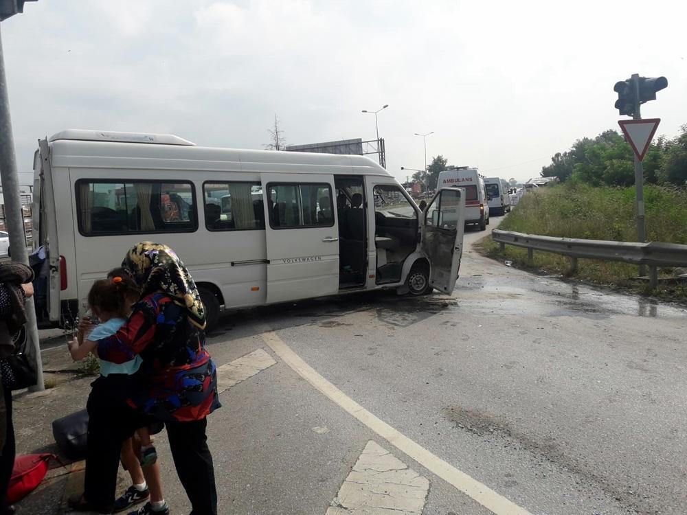 Servis minibüsü ile otomobil çarpıştı: 7 yaralı