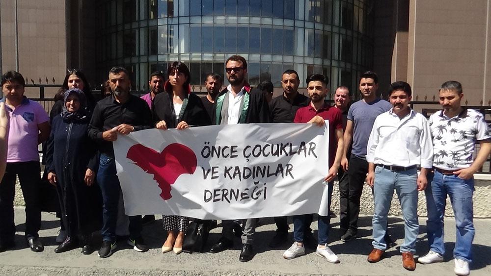 Eşini ve kayınbiraderini öldüren zanlının yargılanmasına başlandı 