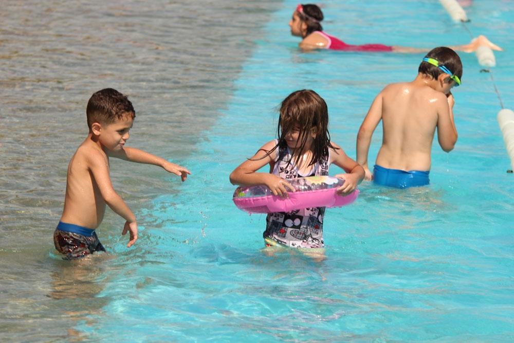 Hava sıcaklıkları 30 dereceyi aştı vatandaşlar soluğu plajda aldı