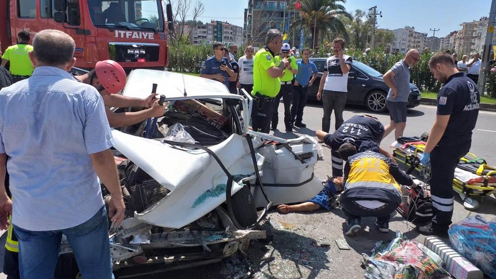 Yolcu otobüsüne çarpan otomobilde can pazarı: 1 ölü