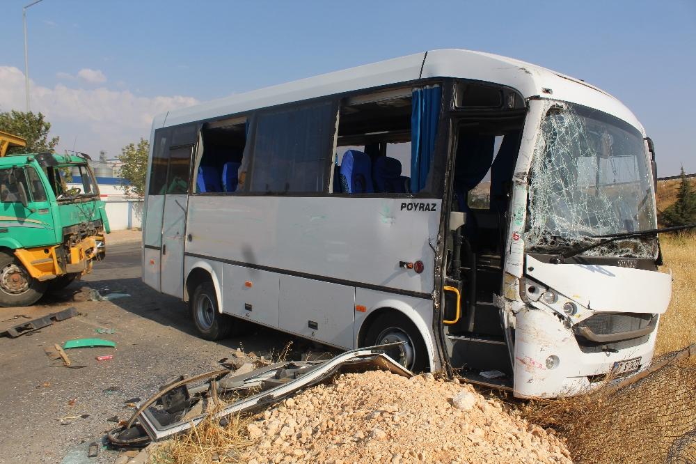 İşçi servisi ile kamyon çarpıştı: 15 yaralı 