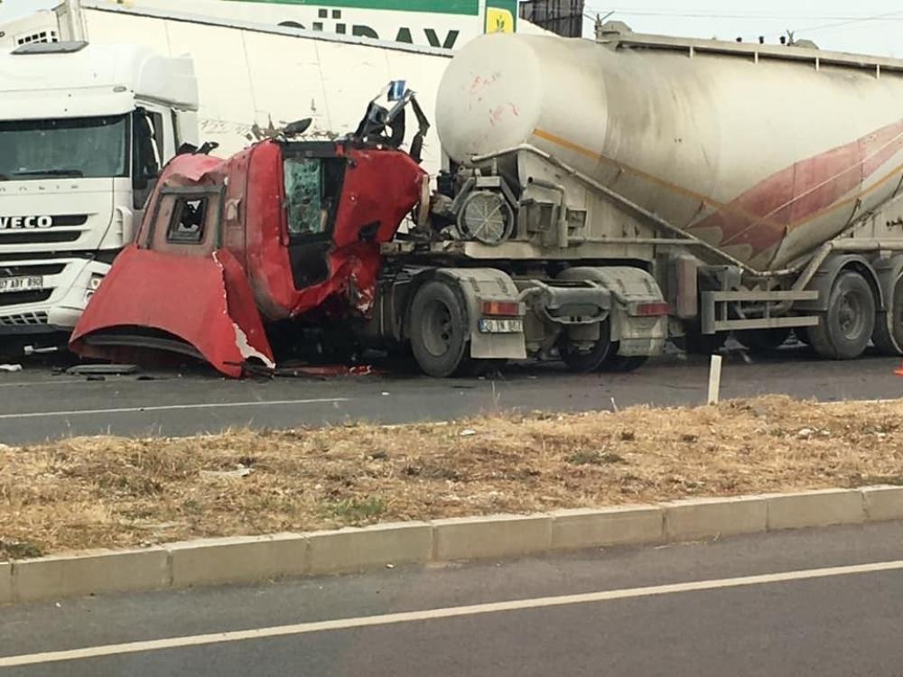 Beton mikseri ile tır çarpıştı, kaza ucuz atlatıldı 