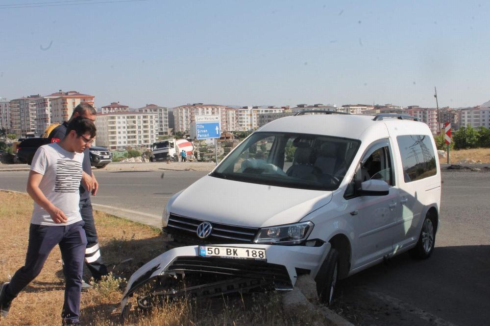 Virajı alamayan otomobil refüje çarptı: 3 yaralı 