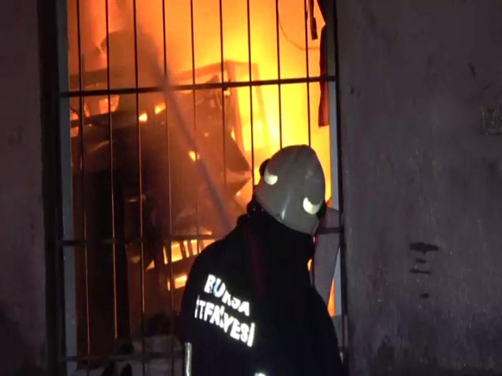 500 aracın bulunduğu otoparkın deposunda korkutan yangın