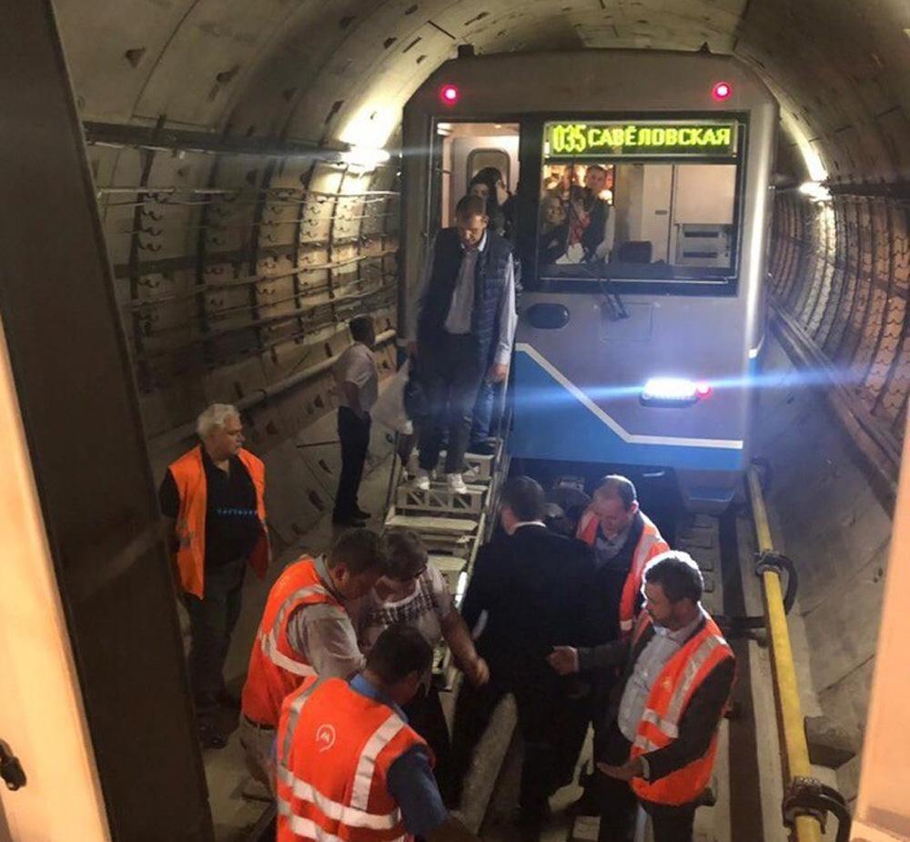 Moskova metrosunda bin kişi 2 saat boyunca mahsur kaldı