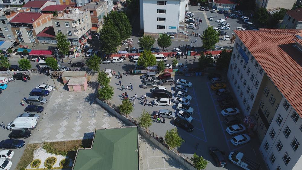 18 bin 450 seçmenin oy kullanacağı okuldaki yoğunluk havadan görüntülendi 