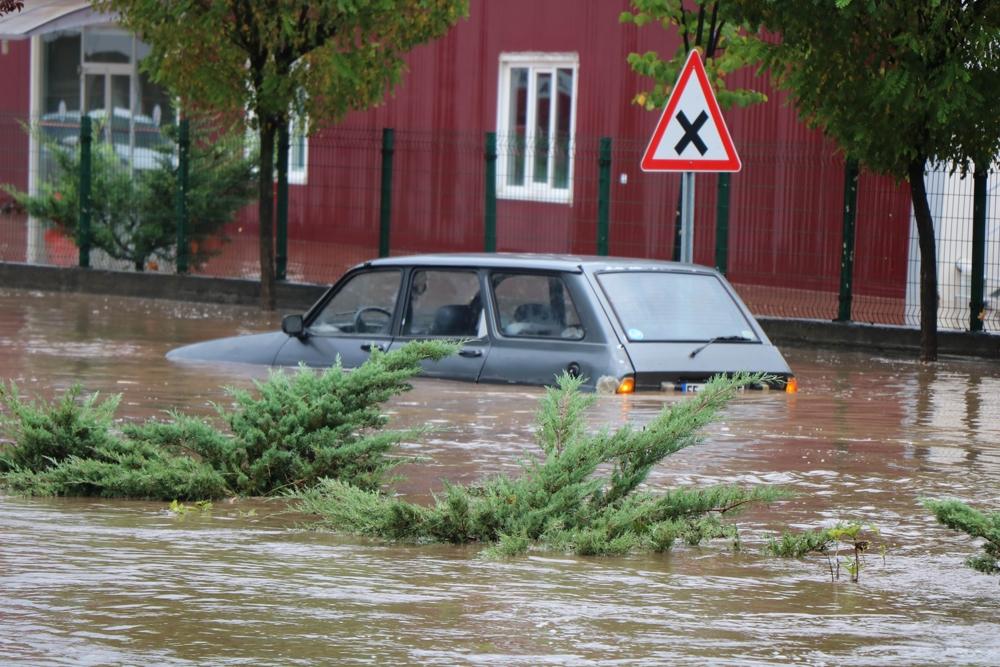 Aniden gelen sel bir ilçeyi yuttu