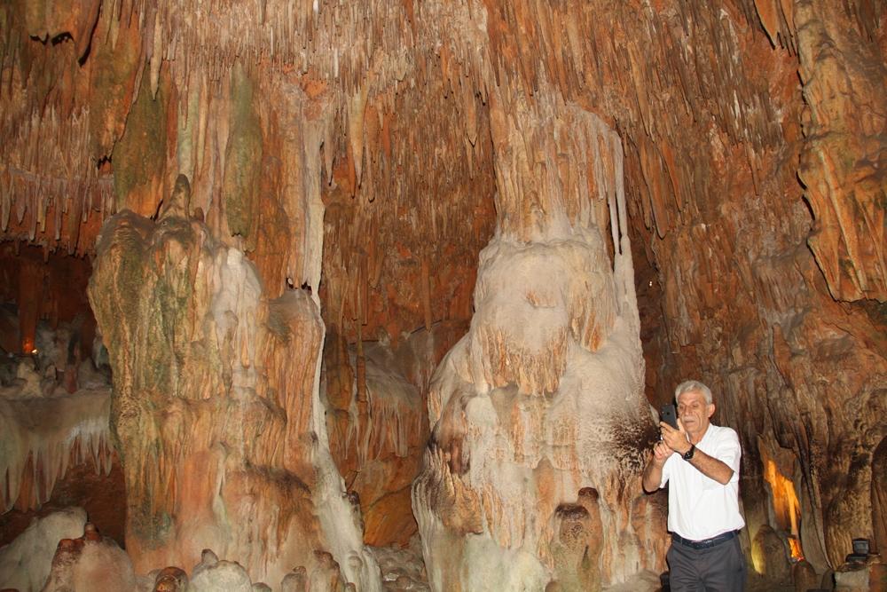  Şifa kaynağı mağara turistlerin akınına uğruyor