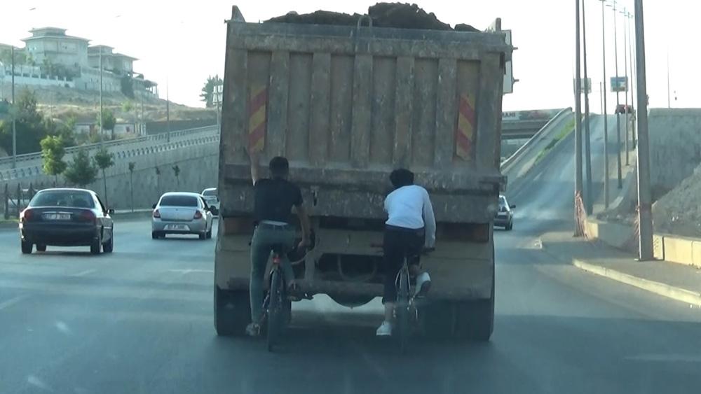 Hafriyat kamyonunun arkasına tutunan gençler böyle kaçıştı 