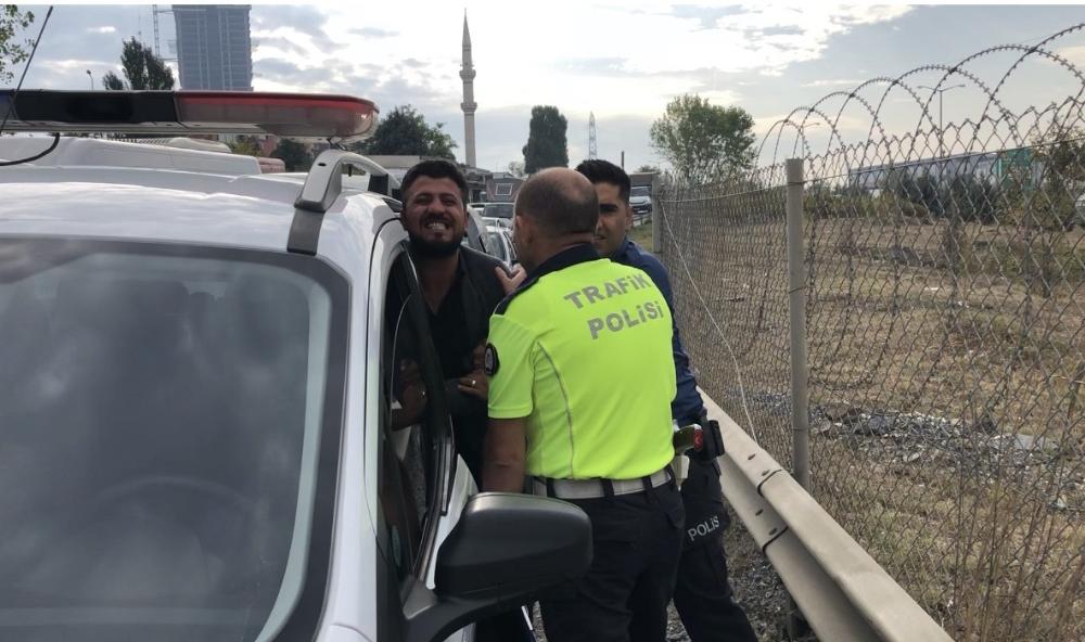 Kaza yapan alkollü sürücü polise zor anlar yaşattı