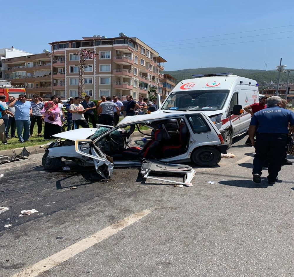 Ambulans ile otomobil çarpıştı: 2 ölü, 1 ağır yaralı 