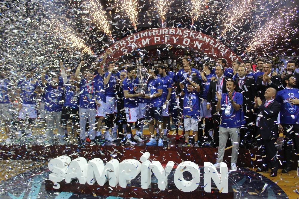 Şampiyon Anadolu Efes kupasını aldı