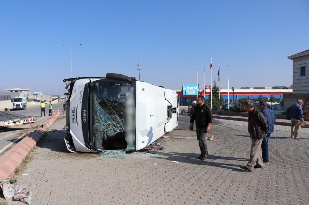 Sürücüsünün kalp krizi geçirdiği işçi servisi yan yattı: 10 yara