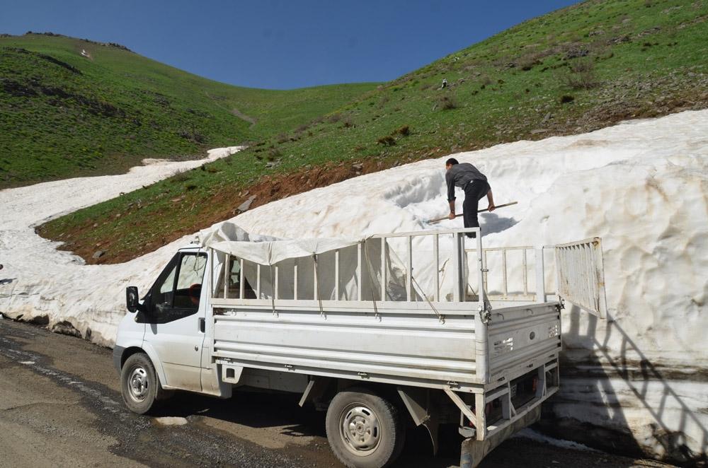 Dağlardan topladıkları karları ilçede sattılar