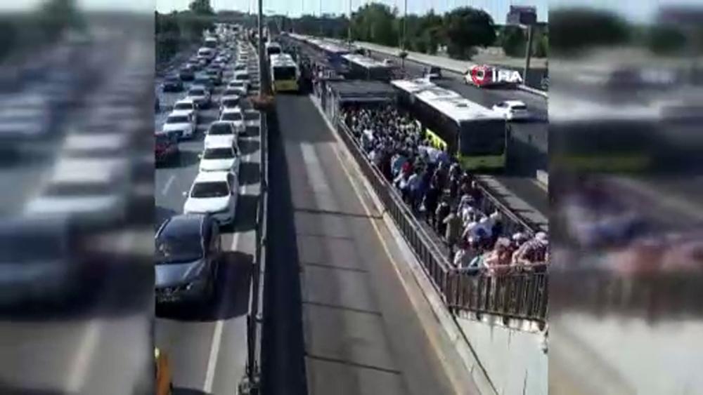 Metrobüs duraklarında yaya izdihamı yaşandı 