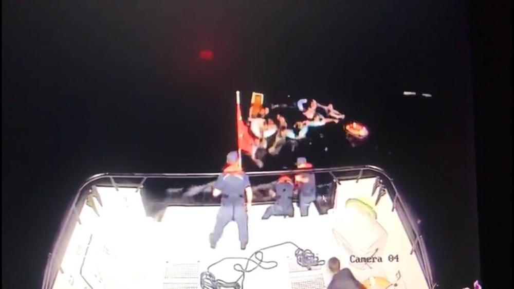 Teknesi batan düzensiz göçmenlerin imdadına Türk askeri yetişti
