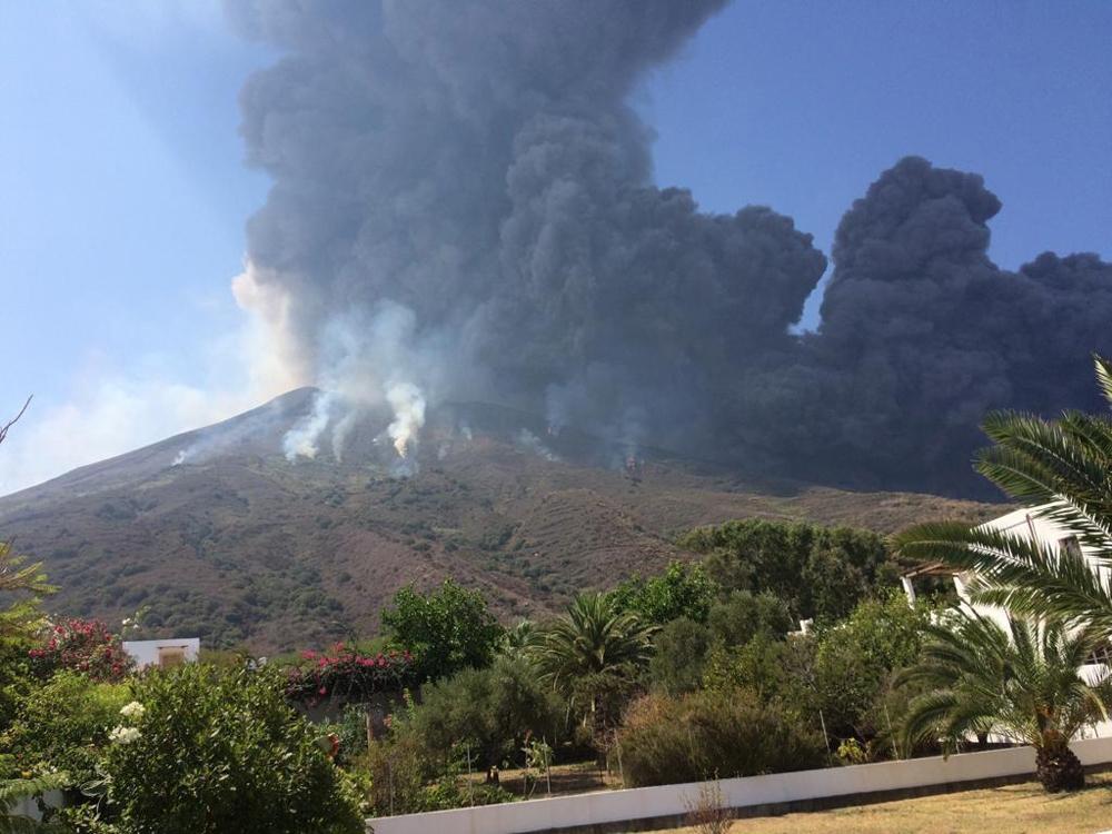 Stromboli yanardağındaki patlama turistleri korkuttu