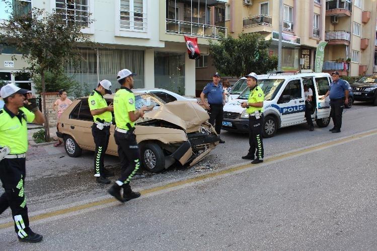 Otomobilin otobüsle çarpıştığı kaza anı kamerada 