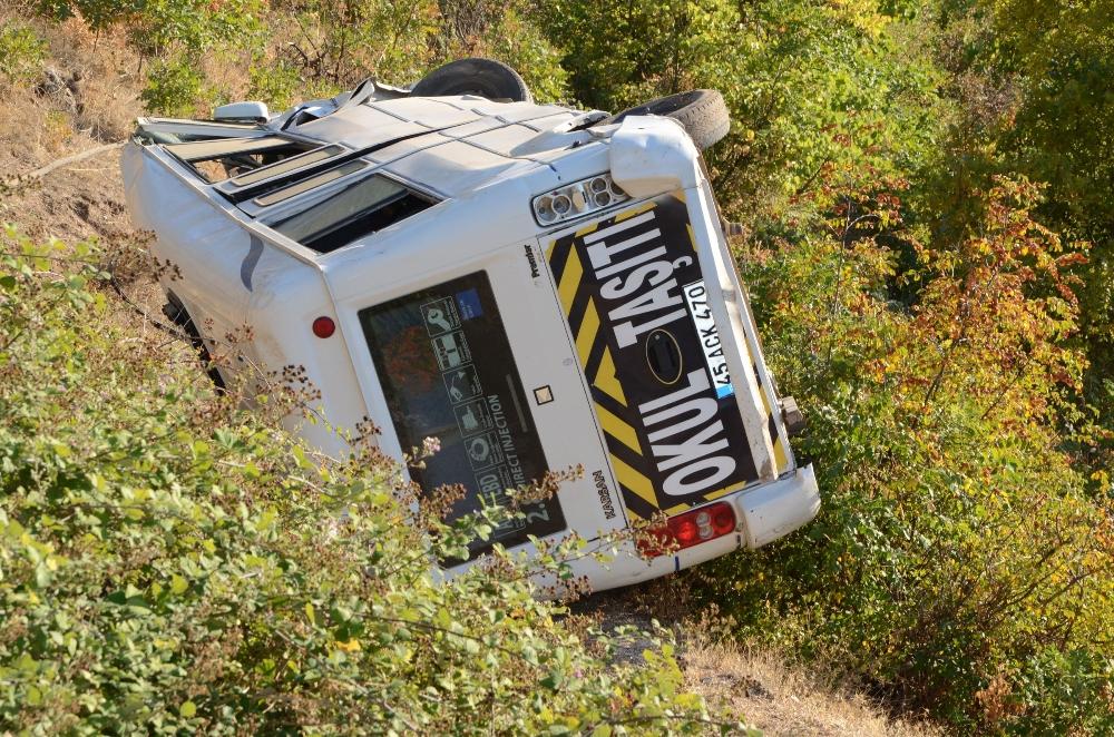 Freni patlayan öğrenci servisi şarampole yuvarlandı: 7 yaralı